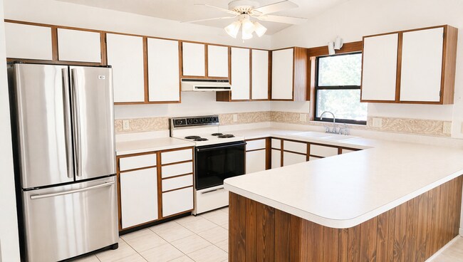 Building Photo - 3-bedroom, 2-bath lake house with a 2-car garage on 1/2 acre directly on Little Lake Weir.