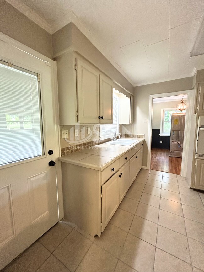 Building Photo - 2905 Riverside Dr