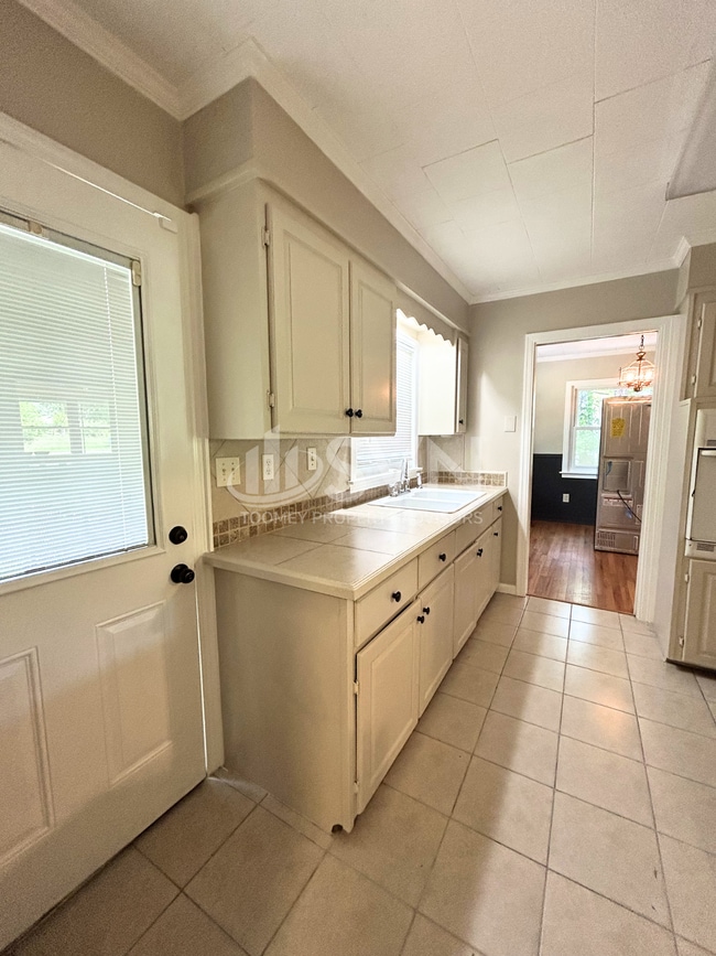 Building Photo - 2913 Riverside Dr