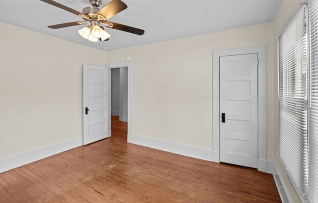 Building Photo - Vintage Charm, 4 BR, Spacious, Close To Ev...