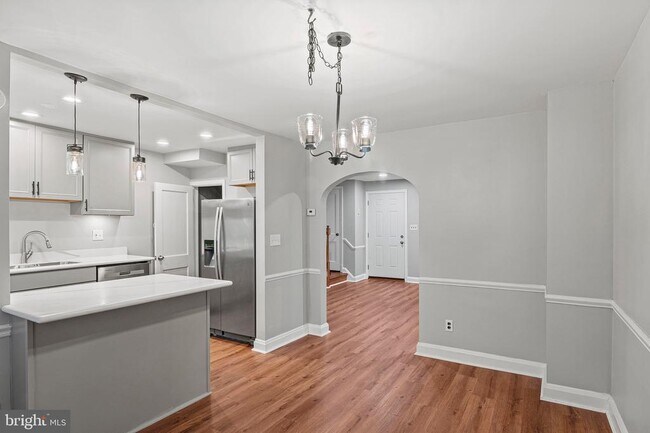 Building Photo - 1621 Thetford Rd