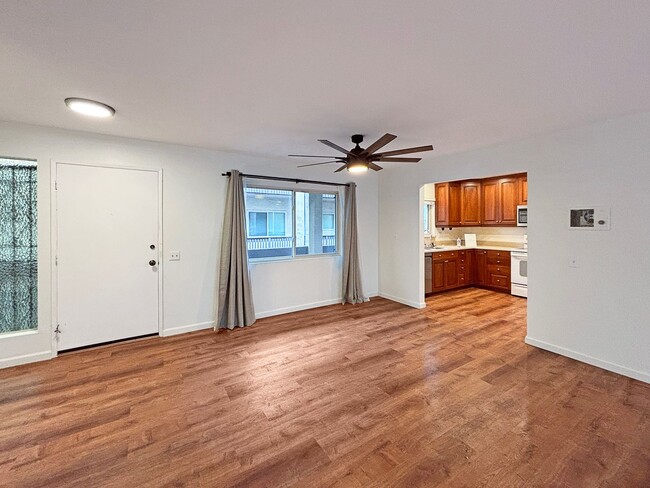 Building Photo - Beautiful 2B 2BA Condo in Bay Park w/ AC &...