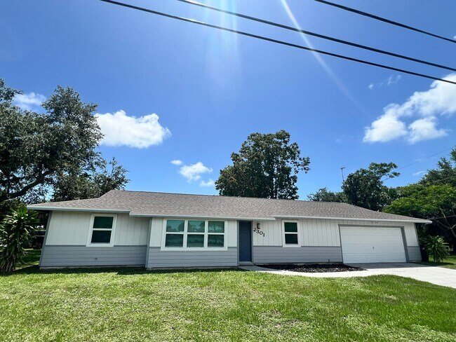 Building Photo - NEWLY RENOVATED 3 BEDROOM 2 BATH HOME- TIL...