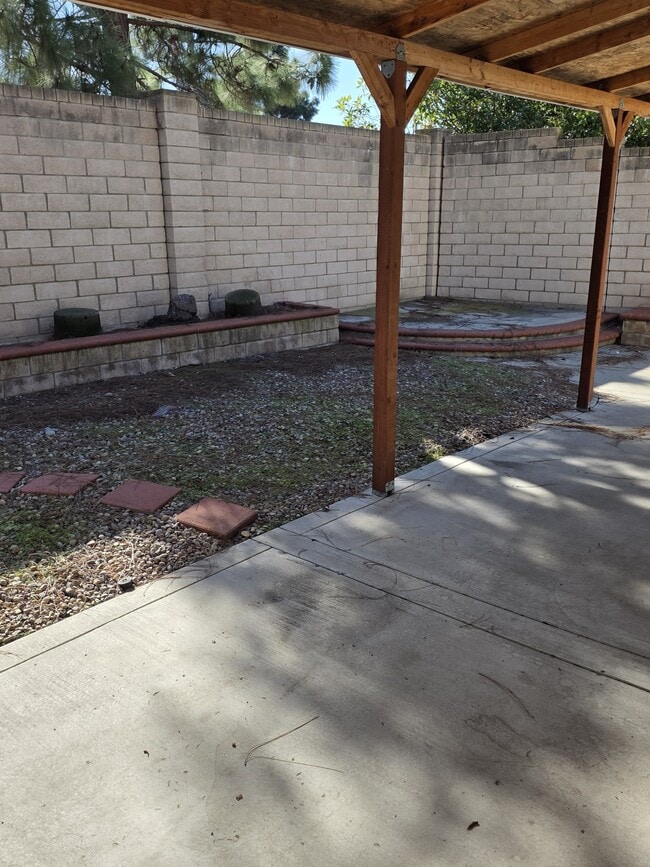 Building Photo - 10754 Westonhill Dr