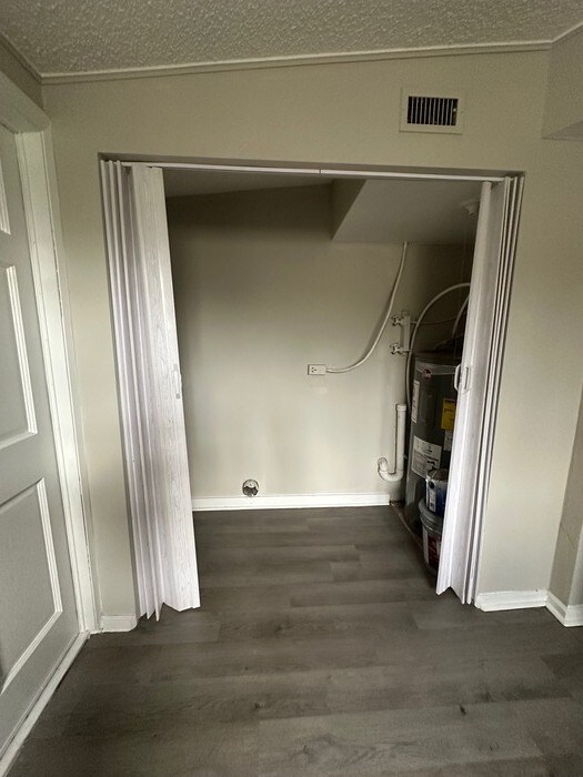 Building Photo - NEWLY RENOVATED 3 bed/2 bath with a FLEX ROOM