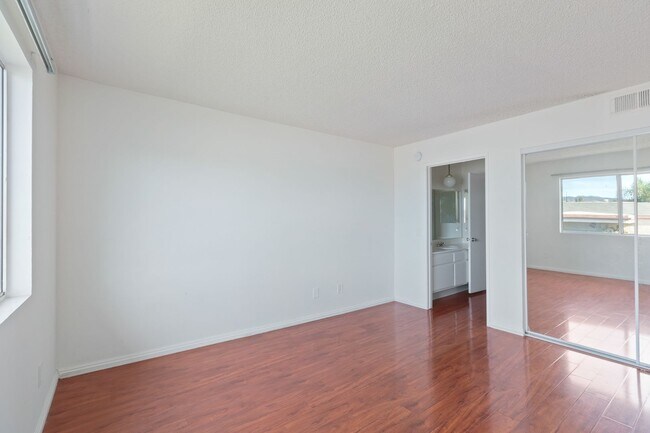 Building Photo - 7233 Loma Verde Ave