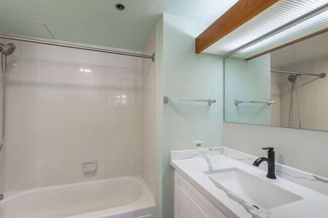 Building Photo - Downtown Honolulu Gem | Ocean, Mountain & City Views | Updated 2BD/2BA