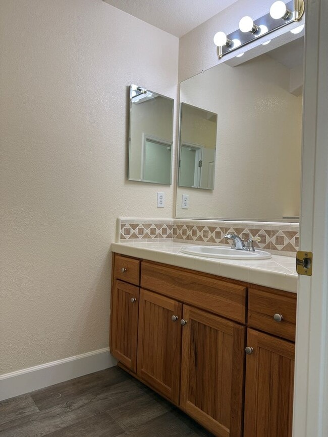 Building Photo - BEAUTIFUL SINGLE STORY 3+BD, 2.5 BA, & 3 CAR GARAGE!