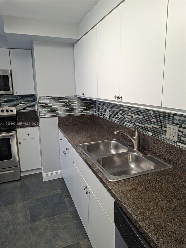 Building Photo - 301 Golden Isles Dr