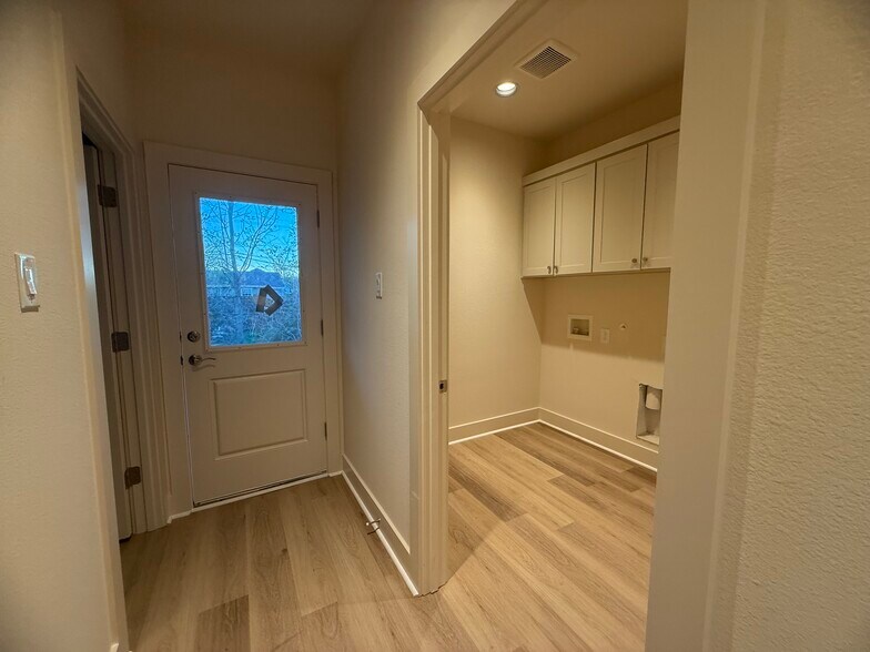 Building Photo - 104 Kirkland St