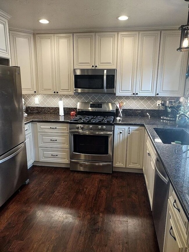Building Photo - Beautiful 3 Bedroom/ 2 Bath condominium wi...