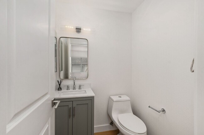 Building Photo - Luxurious Coastal Retreat with Stunning Oc...