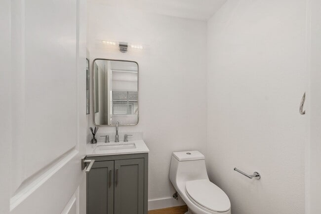 Building Photo - Luxurious Coastal Retreat with Stunning Ocean Views