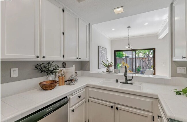 Building Photo - Newly Renovated 3 Bed / 3 Bath Home in Ardenwood – Top-Rated Schools!