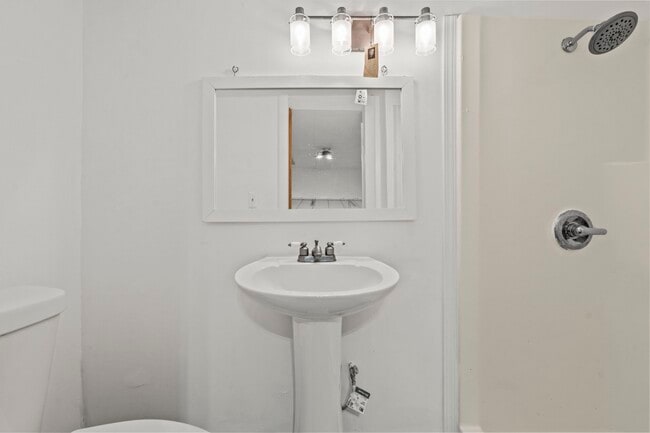 Building Photo - 2406 Oaklawn Dr