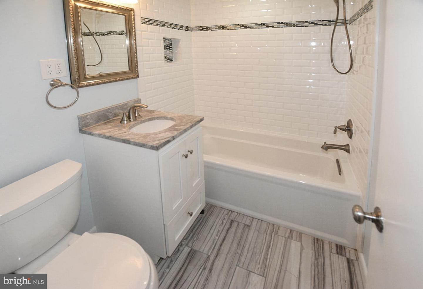 Building Photo - 3874 Lyndhurst Dr