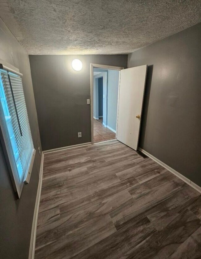 Building Photo - Updated 3BR house in West Louisville-Secti...