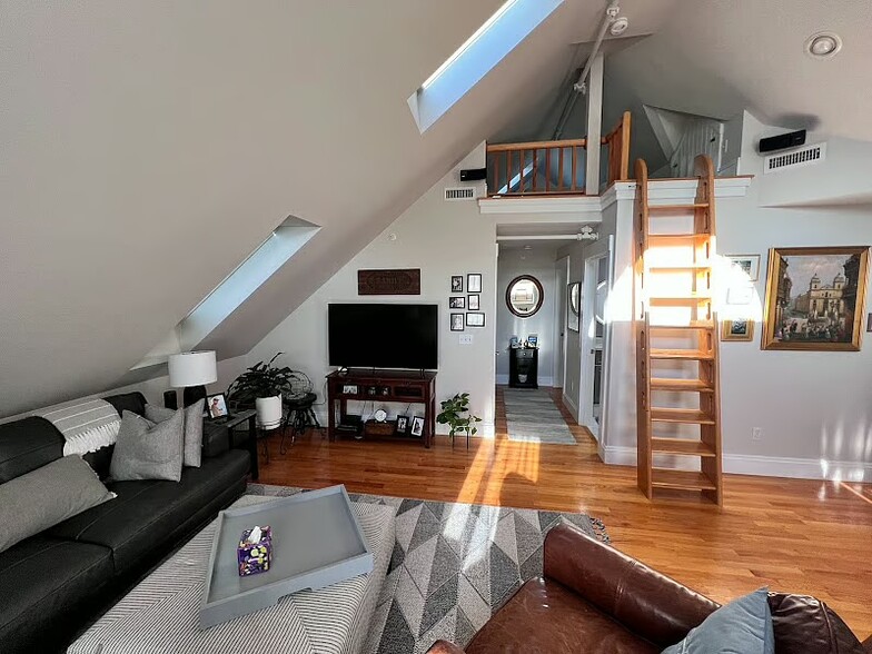 Building Photo - 127 Dodge St