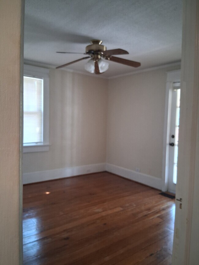Building Photo - 402 Maple St