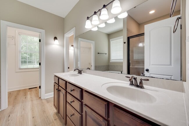 Building Photo - Beautiful 3 bedroom 2 bath Ranch with Bonu...
