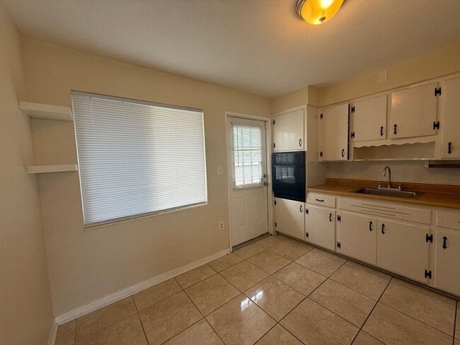 Building Photo - Highly Desired Tyrone home 2/1.5