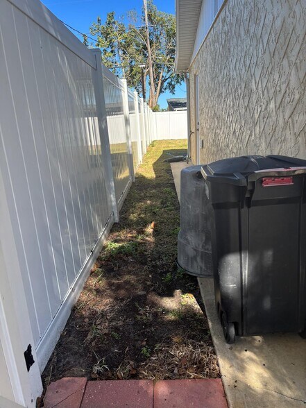 Building Photo - 4853 Manor Dr