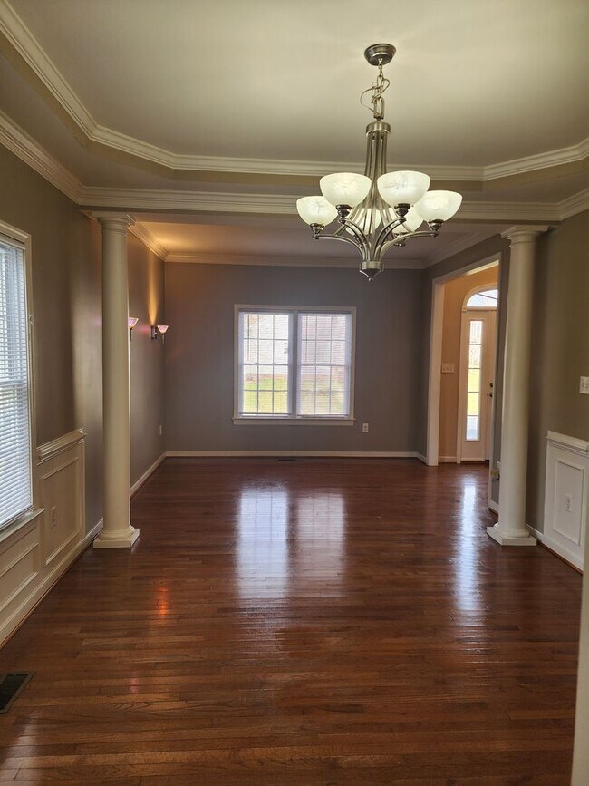 Building Photo - 2740 Parview Way