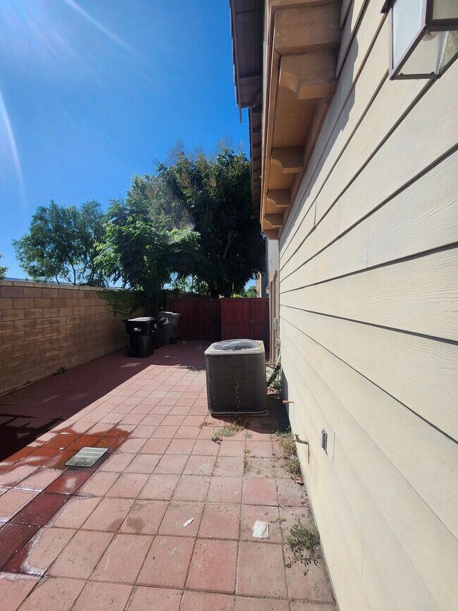 Building Photo - Chino 4 bedroom Beauty