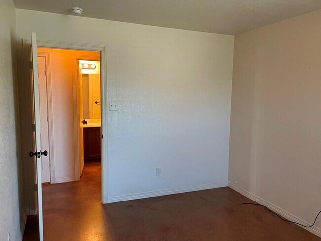 Building Photo - 504 Karey Dr