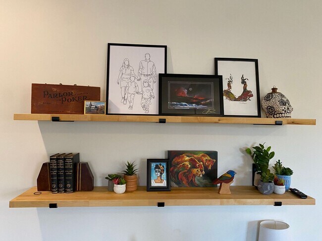 Building Photo - 3 bedroom 2 bathroom house with fenced in yard