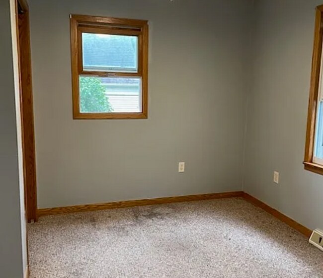 Building Photo - 4-Bedrooms! Garage! PETS WELCOME