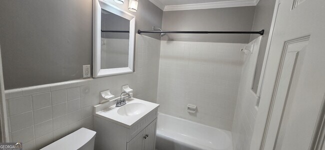 Building Photo - 21 Delmont Dr NE