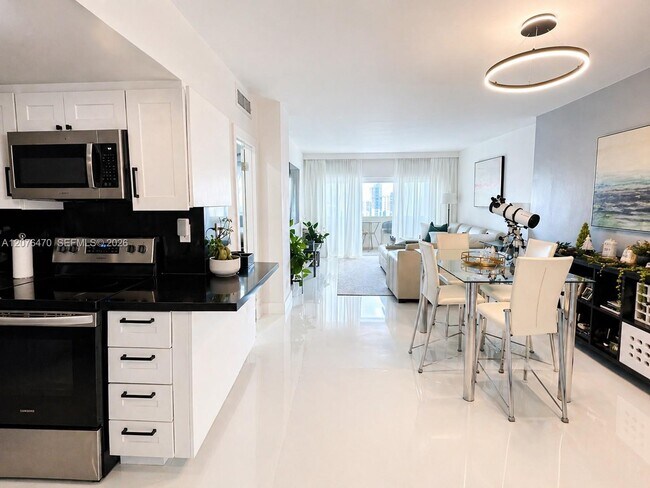 Building Photo - 300 Bayview Dr