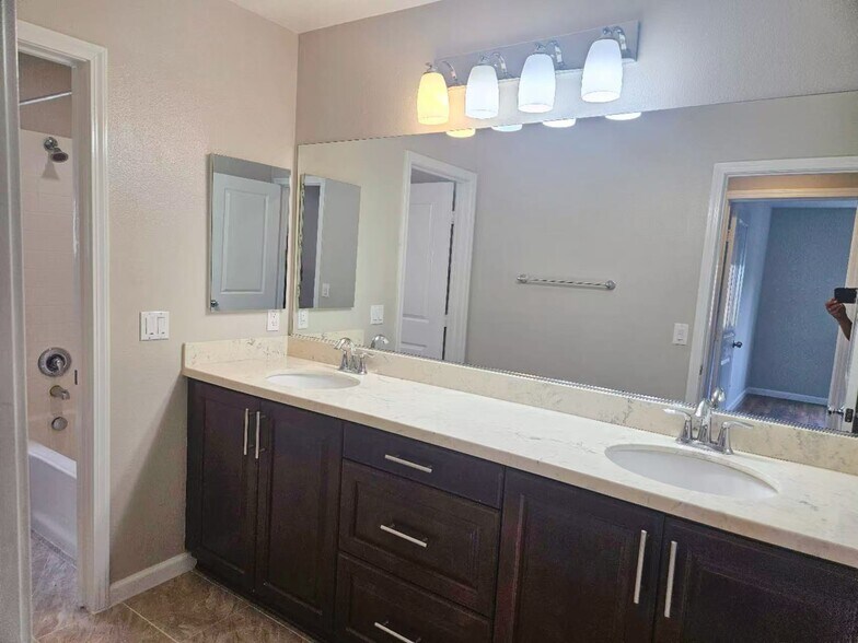 Bath#2 - 409 San Francisco Ct