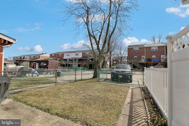 Building Photo - 933 Elm Rd