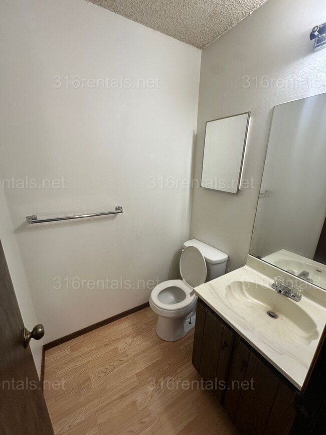 Building Photo - $875 - 2 bed 1.5 bath - Duplex within walking distance from Walmart