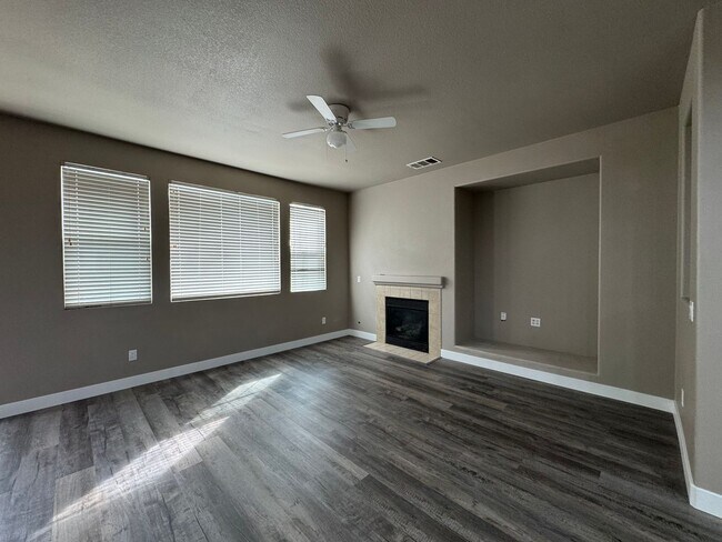 Building Photo - 5 Bedroom 3.5 Bathroom Home in Willowalk Community