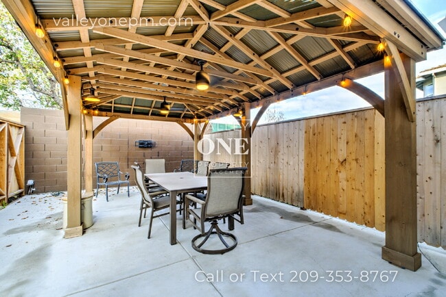 Building Photo - Luxury Private Furnished 2 Bed 2 Bath Suite With Private Courtyard - Utilities Included!