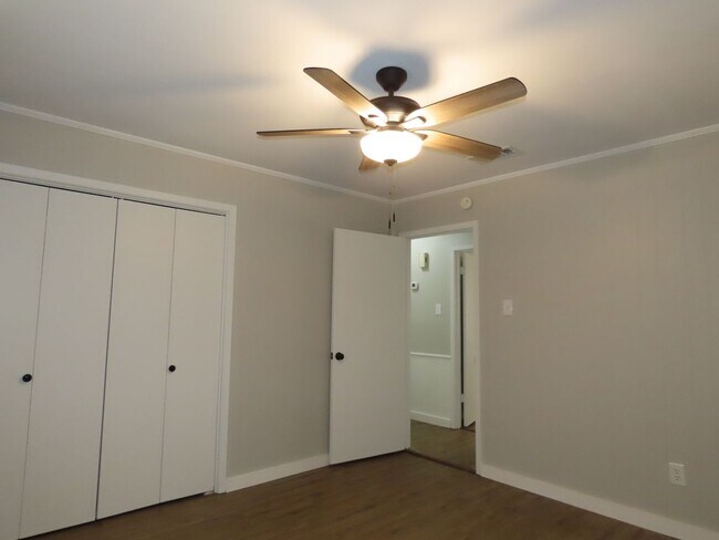 Building Photo - 10556 Twin Oaks Dr