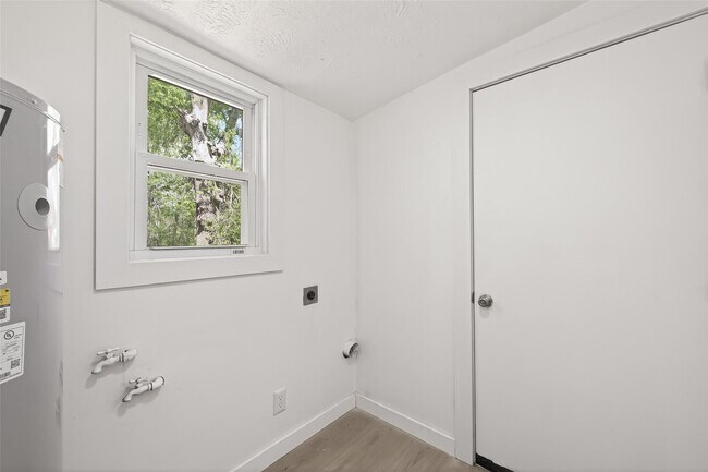 Building Photo - 815 Brooks Ave