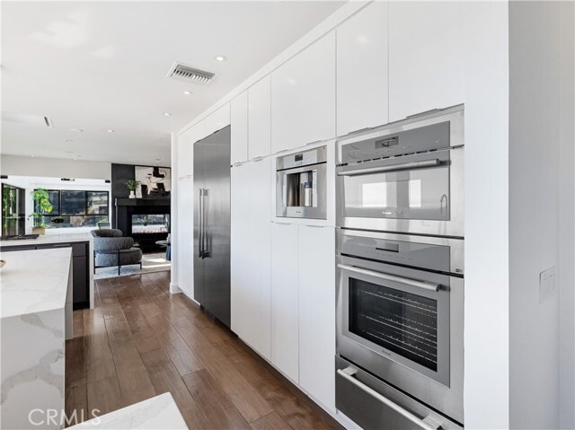 Building Photo - 2287 Sunset Plaza Dr