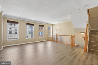 Building Photo - 7721 Valley Oak Dr