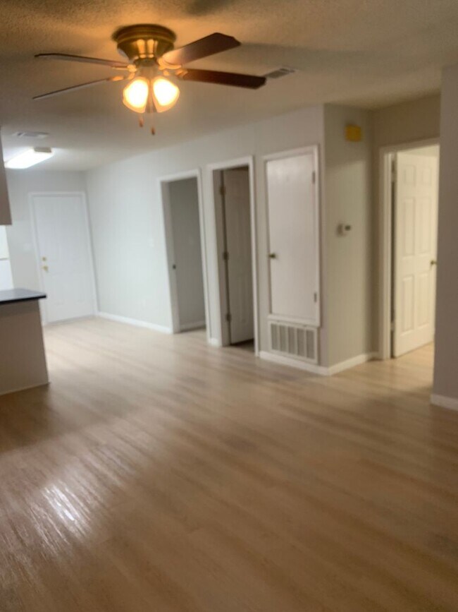 Building Photo - 2 bed 1 bath duplex off E Nine Mile Rd