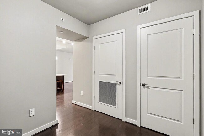 Building Photo - 1025 1st St SE