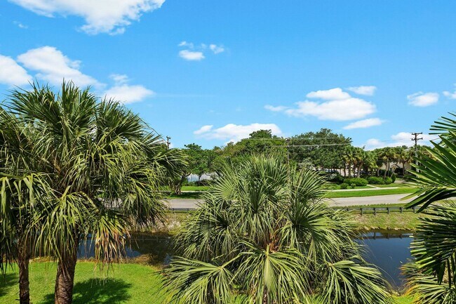 Building Photo - Charming 3-Story 3-Bedroom 2.5 Bath Townho...