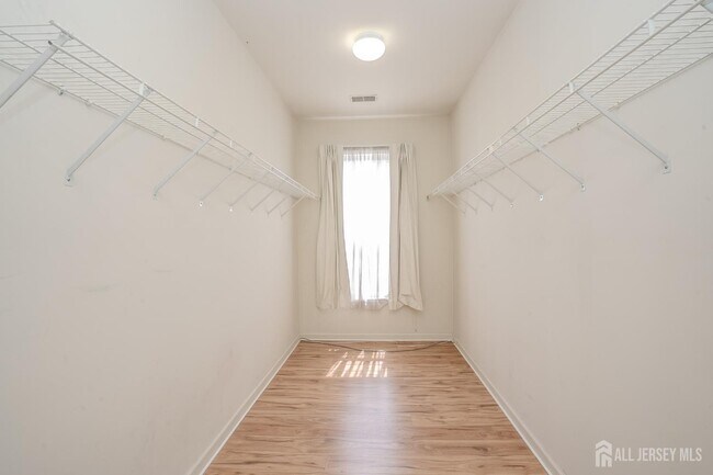 Building Photo - 31 Hawthorn Dr