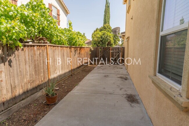 Building Photo - 803 Twin Oaks Dr