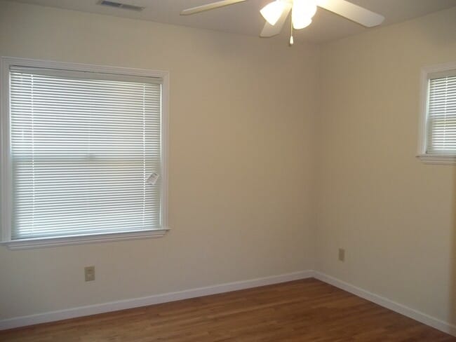 Building Photo - Super clean Fresno High home, close to the...