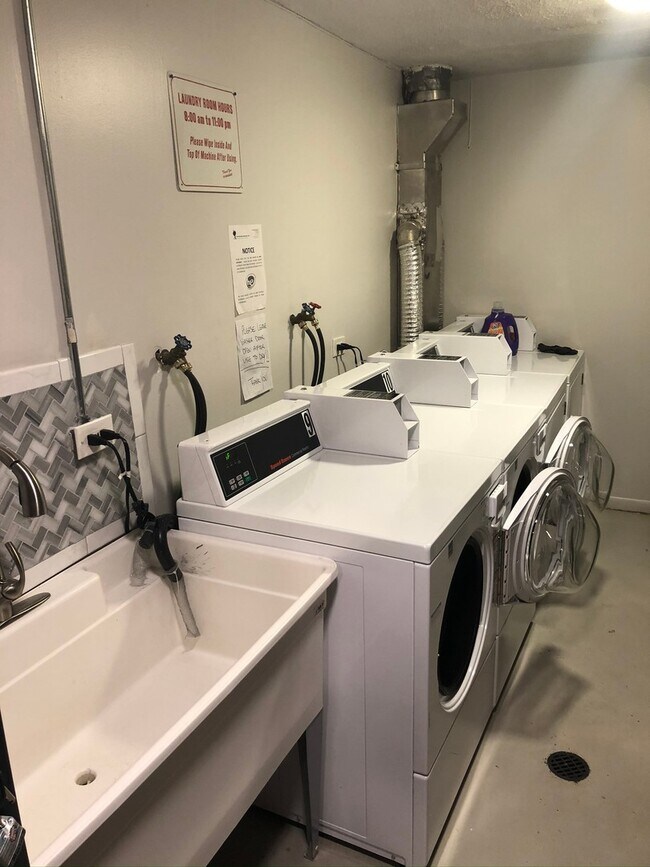 Building Photo - 4938 N Leonard Dr