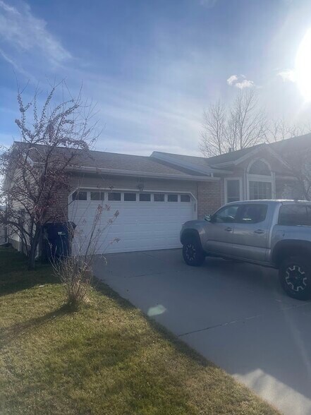 Building Photo - 758 E New England Dr